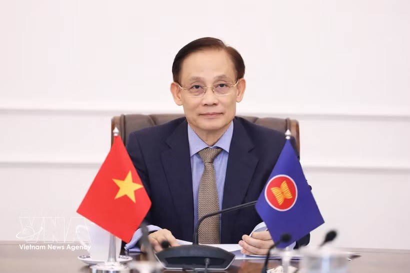 党中央政治局委员、外交部部长黎怀忠。