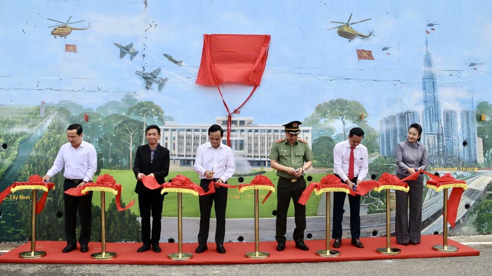 胡志明市领导为昆仑岛“美丽越南”壁画工程剪彩。 