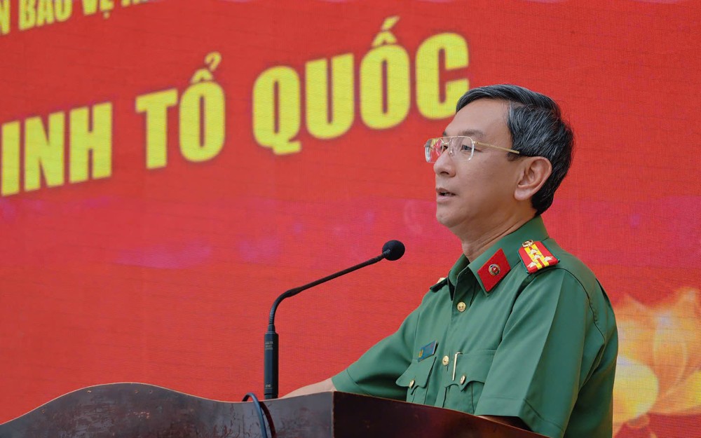 2  dai-ta-tran-hong-minh-tham-du-ngay-hoi-toan-dan-bao-ve-an-ninh-to-quoc-phuong-hoa-hung-6890-4268.jpg