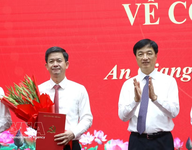 党中央政治局委员、党中央书记处书记、中央组织部部长阮维玉向黎光松同志颁发委任决定。
