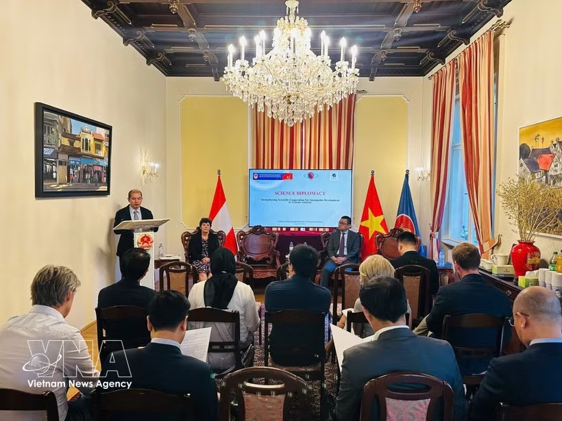 越南科学与技术翰林院与越南驻奥地利大使馆及国际应用系统分析研究所举行科技外交座谈会。