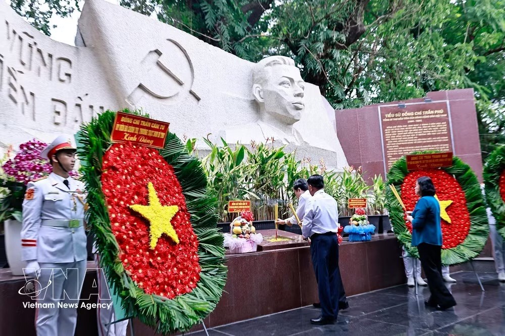 potal-chu-tich-quoc-hoi-tran-thanh-man-dang-huong-tai-cong-vien-le-thi-rieng-8913858.jpeg