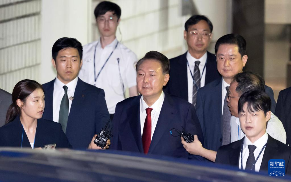 2025年7月9日晚上，韩国前总统尹锡悦接受讯问后走出首尔中央地方法院。图：新华社