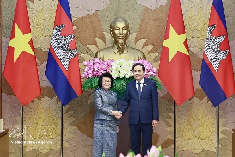 国会主席陈青敏与柬埔寨国会主席昆索达莉举行会谈。