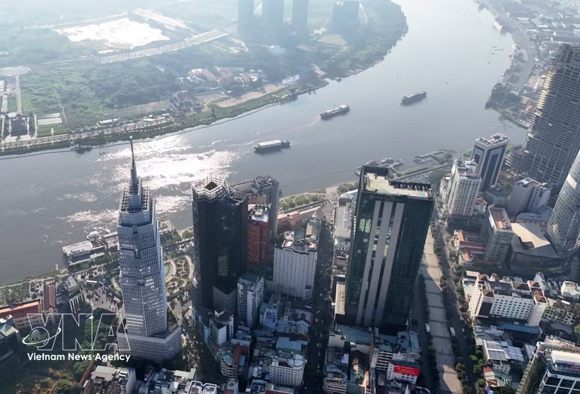 附图：胡志明市中心区西贡河畔的金融楼群。