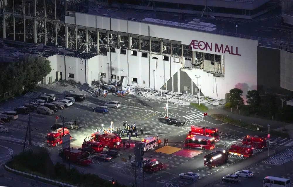 地震发生后引发爆炸，熊本县鹿岛永旺购物中心复合区外墙严重受损。图：Kyodo 