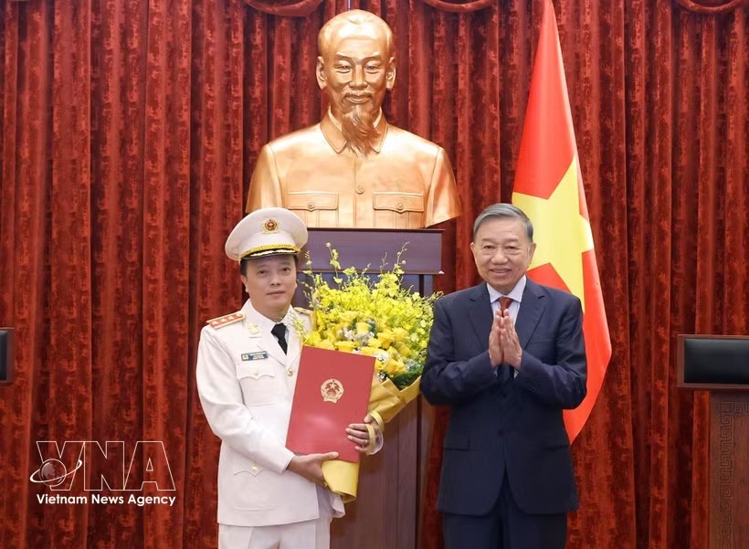 党中央总书记、国家主席、人民武装力量统帅、国防与安全委员会主席苏林向公安部副部长邓鸿德授予晋升上将军衔决定。
