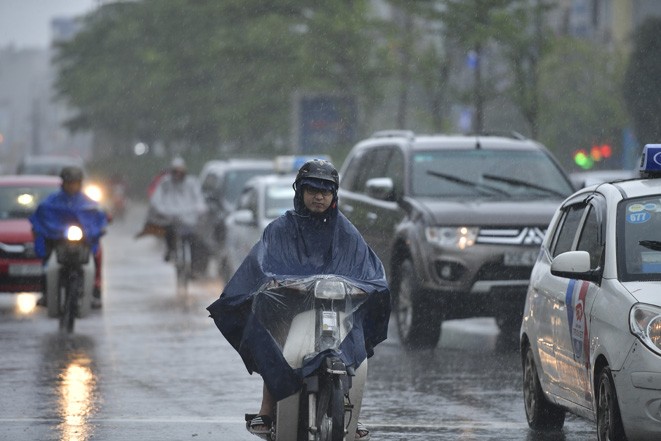  北部地区出现分散性阵雨与旋风，局部地区有大到特大雨。