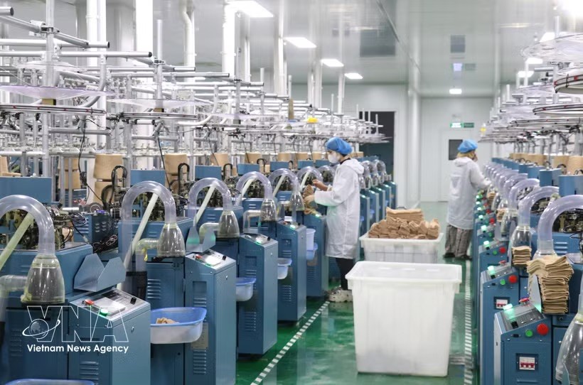 前7个月越南经济保持增长势头迈向两位数目标。