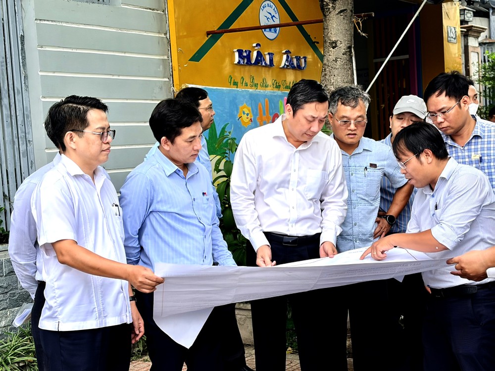 市人民议会财经处处长、考察团团长阮功名与项目管委会举行工作会议。