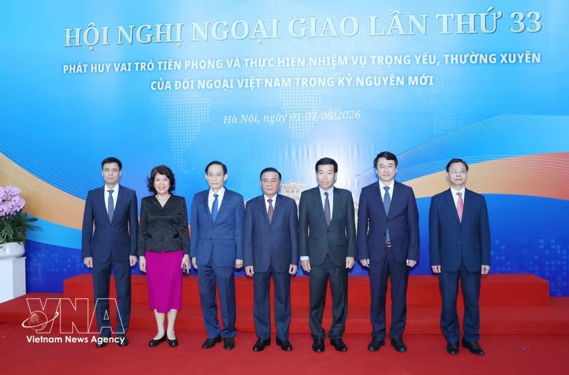 党中央政治局委员、党中央书记处常务书记陈锦秀与外交部干部合影。