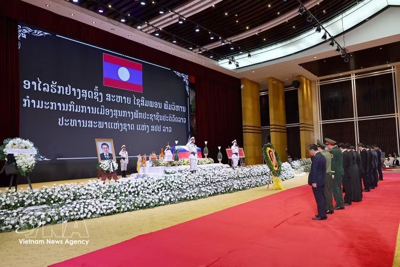 越南国会主席陈青敏吊唁赛宋蓬·丰威汉同志。