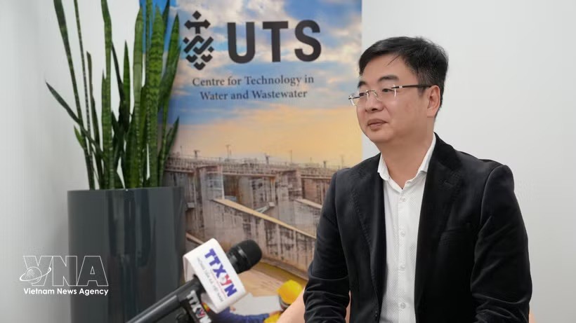 悉尼科技大学（UTS）环境与水资源中心主任、澳大利亚越南知识分子与专家协会（VASEA）主席严德龙教授接受越通社驻悉尼记者的采访。