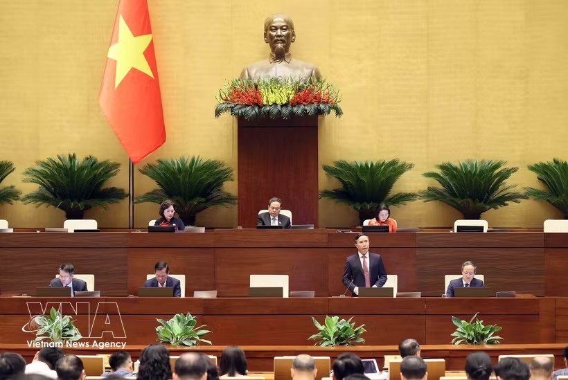 国家银行行长范德印在会议上澄清代表意见。