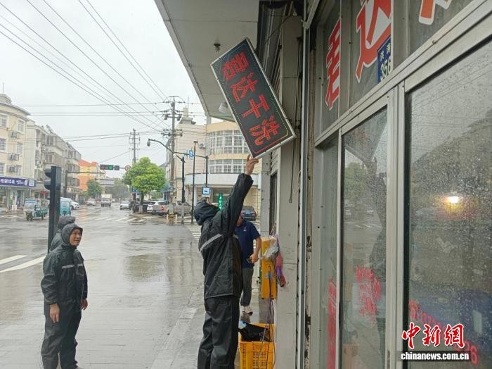 浙江秀洲，退伍军人志愿服务队排查安全隐患。图：中新网