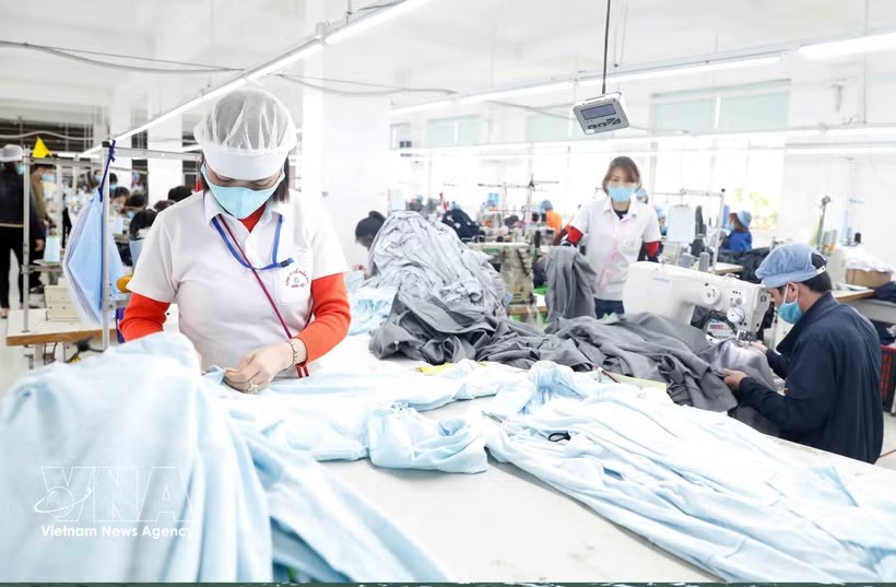 缝制出口日本市场的服装，拍摄于兴安省的兴越服装公司。图源：越通社