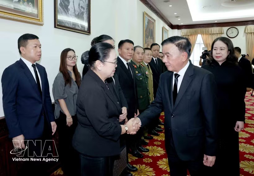 党中央书记处常务书记陈锦秀率领越南党和国家高级代表团前往老挝驻越南大使馆吊唁老挝国会主席赛宋蓬·丰威汉，向老挝驻越大使坎葆·恩塔万表达了深切哀悼。