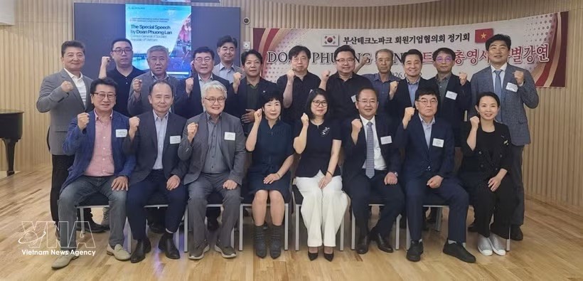 与会代表合影。