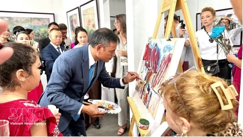 画家吴德煌在8月15日的展览现场演示在鼠皮纸上作画。