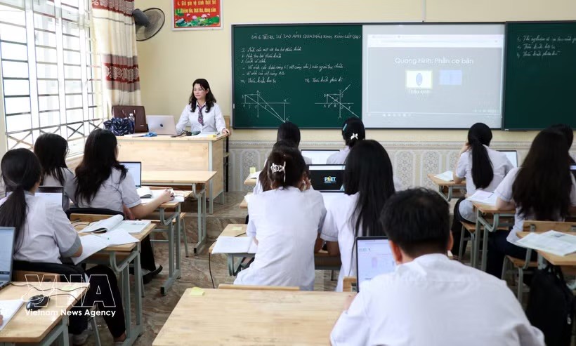 宁平省金榜坊朱文安初中学生的AI应用课时。