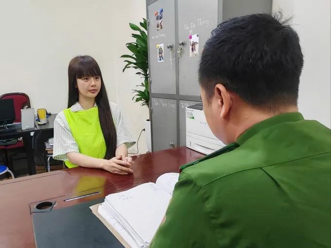 调查干部向嫌犯阮氏香录取口供。图：公安提供