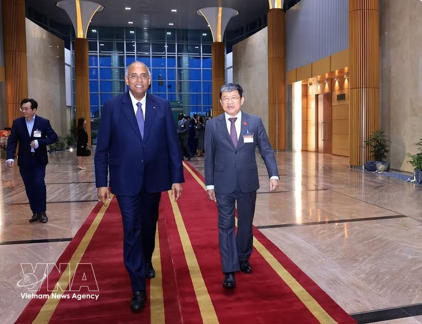 国会国防安全与对外委员会常务副主任武海河到内牌国际机场迎接科特迪瓦国民议会议长帕特里克·阿希。