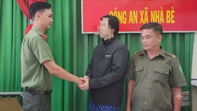 这名韩国男子向芽皮乡公安致以感谢。图：公安提供 