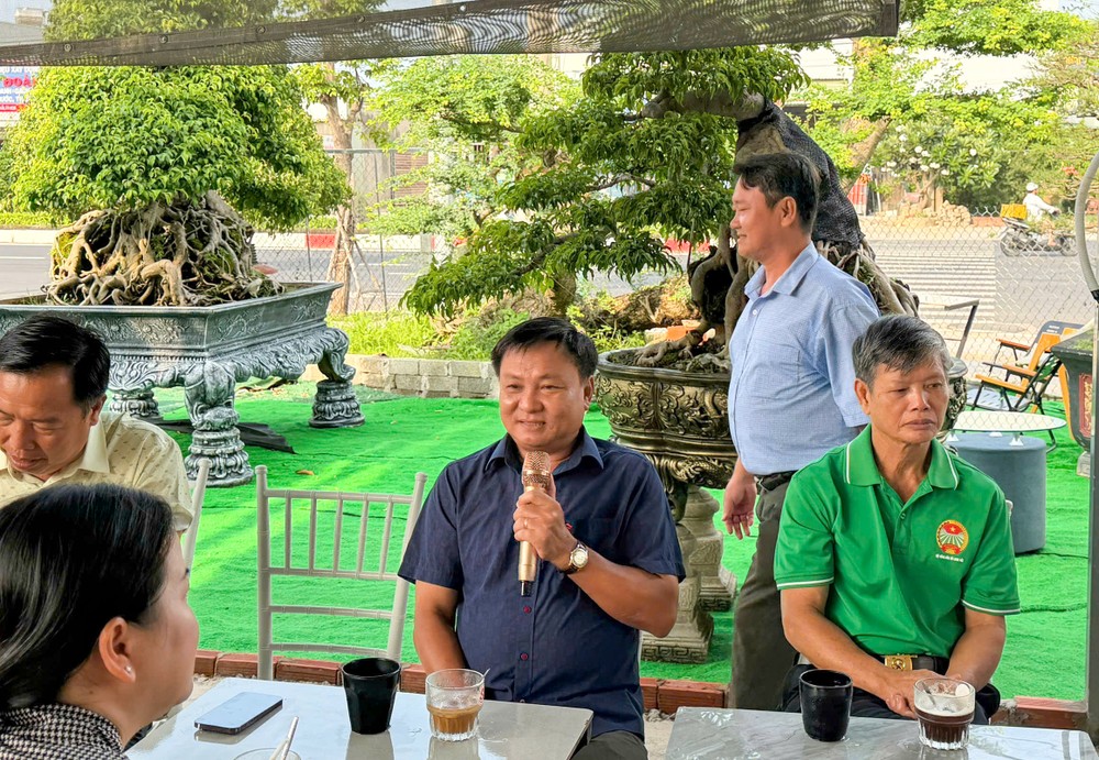 会员在“与农民共饮咖啡”活动上致辞。