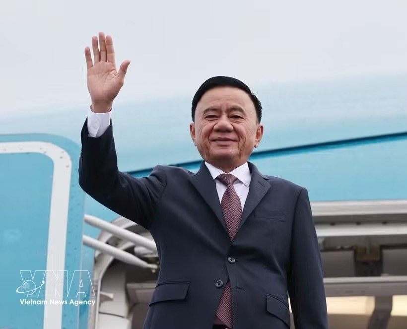 党中央政治局委员、党中央书记处常务书记陈锦秀启程对新加坡进行正式访问。