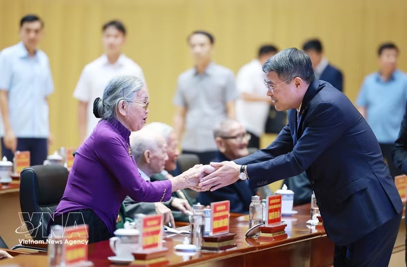黎明兴总理在海防市党委举行的80年、70年党龄纪念章颁授仪式上发表讲话。