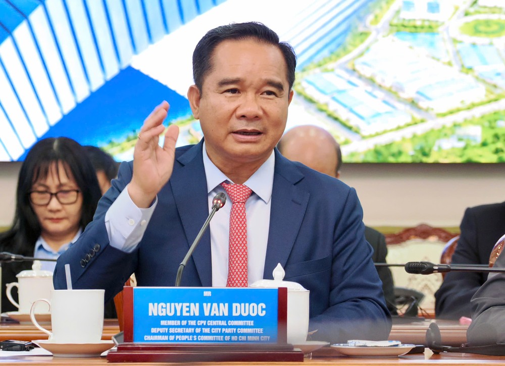 胡志明市人委会主席阮文得主持会议上的交流与讨论。图:黄雄