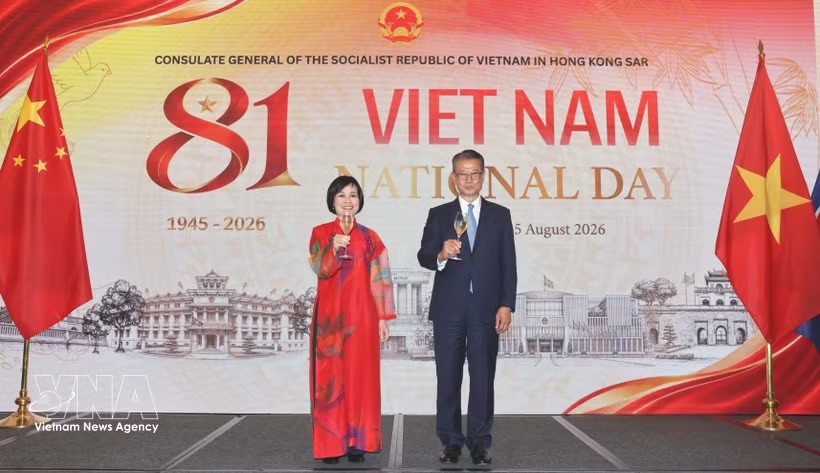 越南驻中国香港及澳门总领事黎德幸和香港特区政府财政司司长陈茂波。