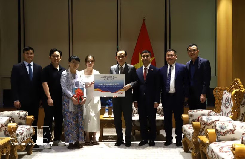 越南外交部长黎怀忠与仰光外国语大学代表合影。