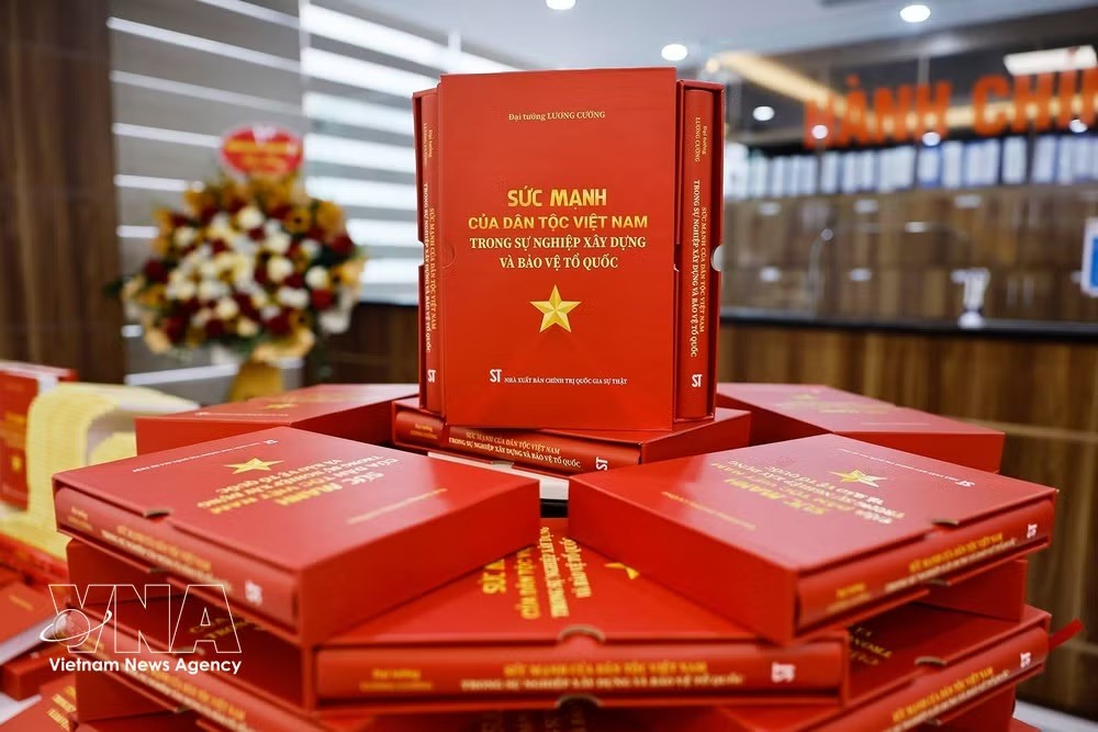 potal-le-gioi-thieu-cuon-sach-suc-manh-cua-dan-toc-viet-nam-trong-su-nghiep-xay-dung-va-bao-ve-to-quoc-cua-dai-tuong-luong-cuong-8985904-1.jpeg