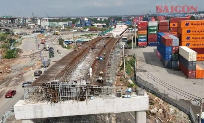 胡志明市环市三路项目工地增加人事，假期持续施工。图：春忠