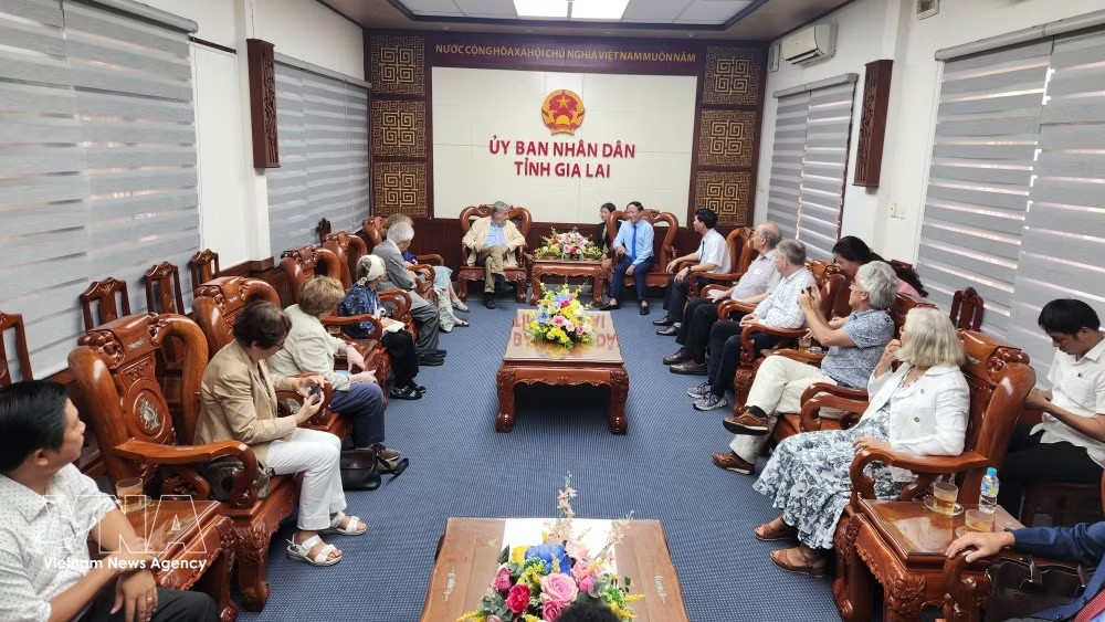 chu-tich-ubnd-tinh-gia-lai-pham-anh-tuan-gap-go-trao-doi-voi-giao-su-serge-haroche-nguoi-doat-giai-nobel-vat-ly-2012-va-doan-cac-nha-khoa-hoc-nuoc-ngoai.jpeg