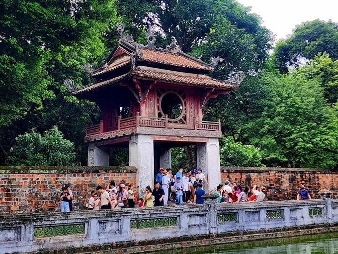 国庆假期来到文庙—国子监的游客。图：秋霞 