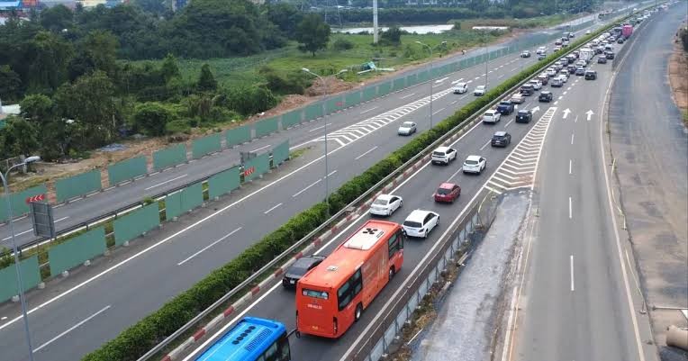 车流提早接踵返回胡志明市 避开假期最后一天拥堵