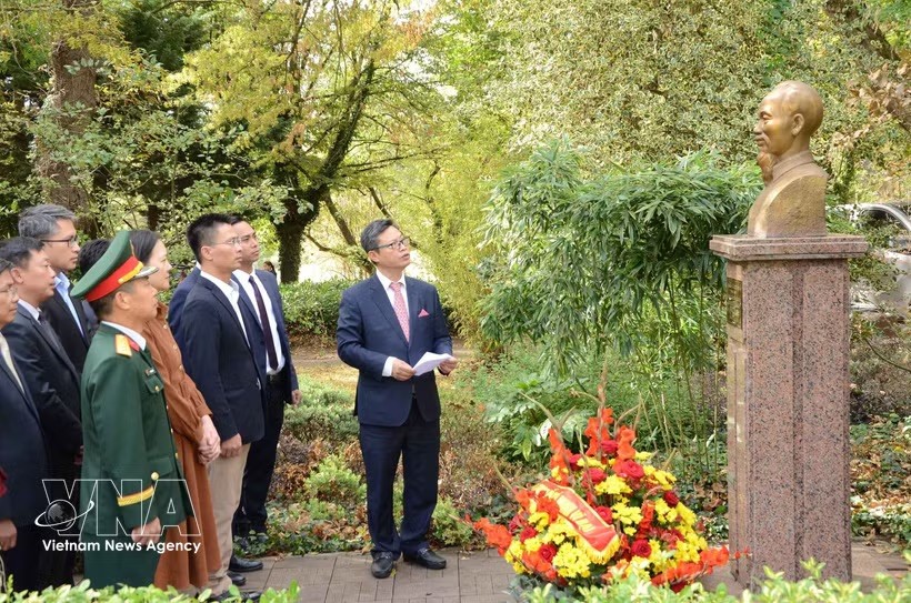 旅法越南人向胡志明主席献花。