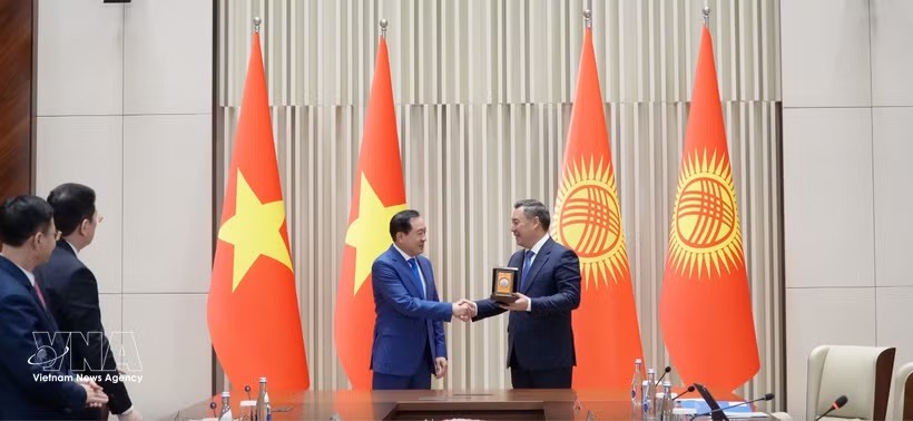 吉尔吉斯共和国总统萨德尔·扎帕罗夫（Sadyr Japarov，右）向ROX Group创始人兼主席、海越股份商业银行（MSB）董事会主席陈英俊颁发“友谊勋章”（Dostuk Medal），表彰其为推动越南与吉尔吉斯斯坦投资合作作出的重要贡献。