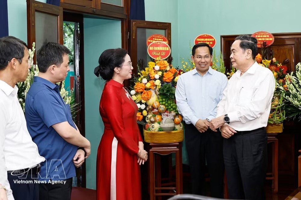 potal-chu-tich-quoc-hoi-tran-thanh-man-dang-huong-tuong-nho-chu-tich-ho-chi-minh-8998684.jpeg