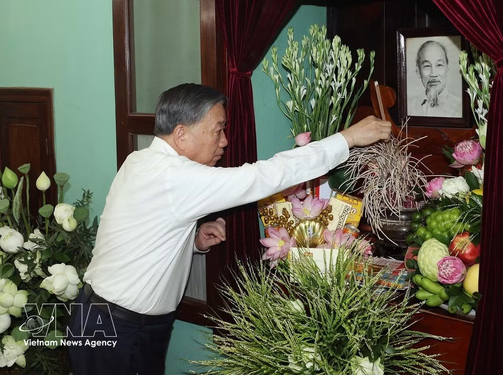 potal-tong-bi-thu-chu-tich-nuoc-to-lam-dang-huong-tuong-nho-chu-tich-ho-chi-minh-8997848.jpeg