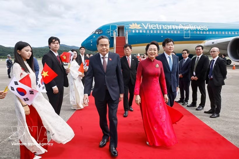 越南国会主席陈青敏偕夫人在首尔城南机场。