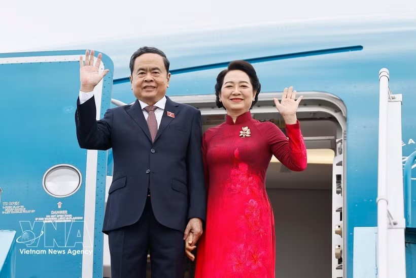 越南国会主席陈青敏偕夫人离开河内，启程对韩国和蒙古进行正式访问。