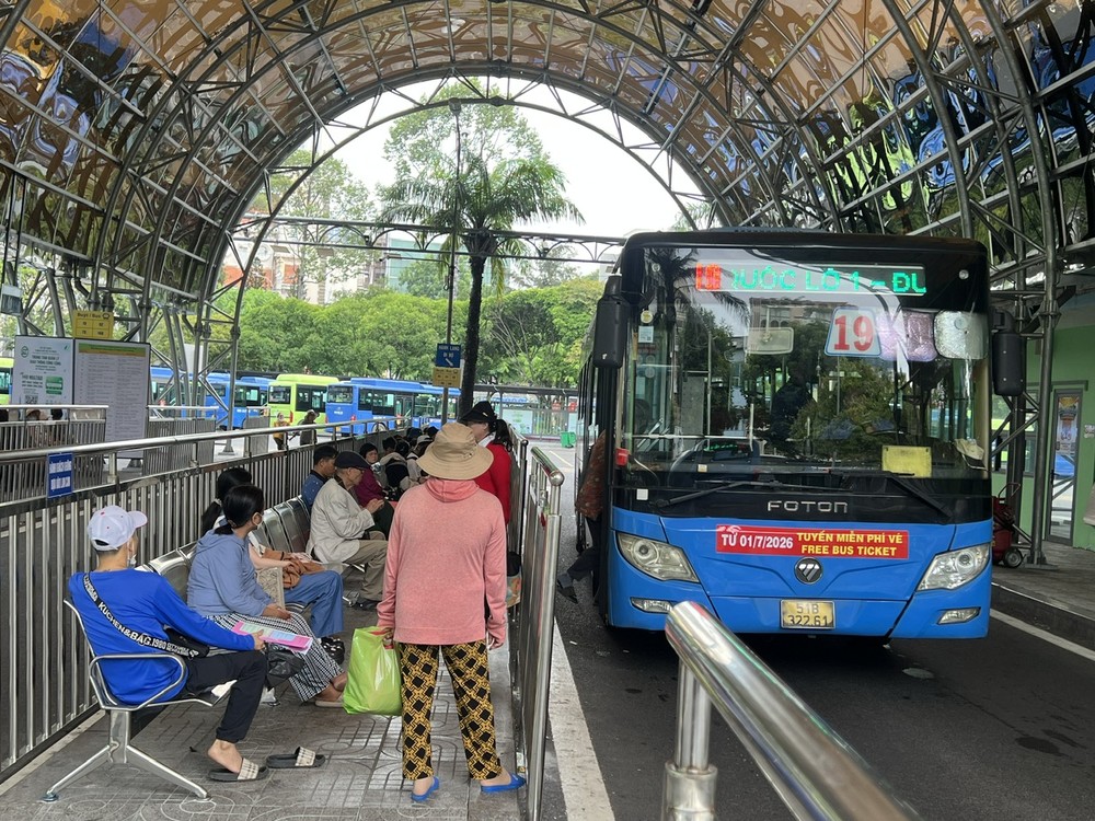 市民在西贡中心巴士站乘坐电动巴士。图：国雄