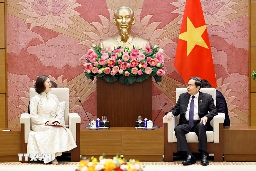 8月26日下午，国会主席陈青敏礼节性会见蒙古驻越南全权特命大使甘巴特尔·呼兰（Ganbaatar Hulan）。
