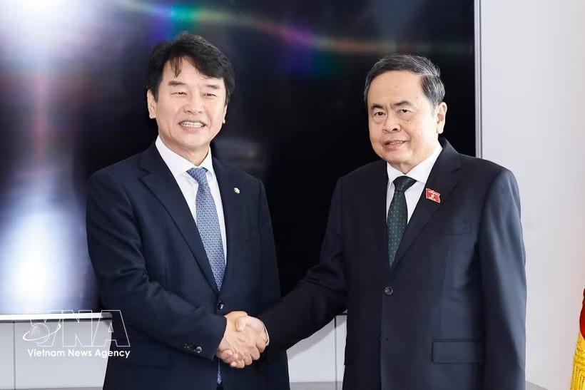 国会主席陈青敏在首尔与韩越友好议员小组主席文振硕。