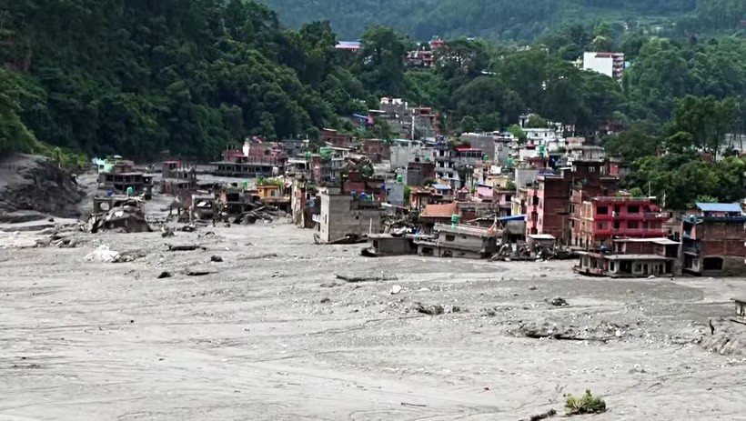 2026年8月29日，特里舒利河（Trishuli River）沿岸遭山洪袭击后，位于加德满都的建筑物受损并被厚厚的泥浆与石块包围。图自ANI/越通社