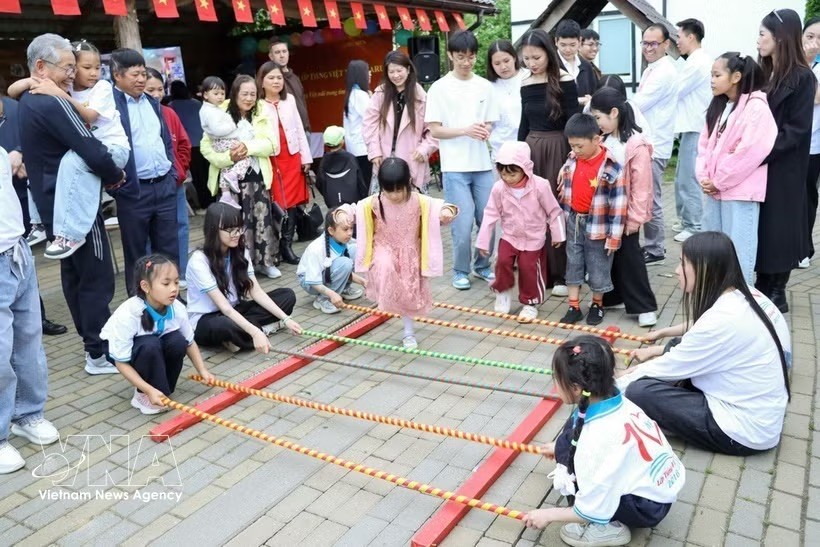 在白俄罗斯首都明斯克郊区克利诺克村举行的2026年越南语夏令营文化体验活动。