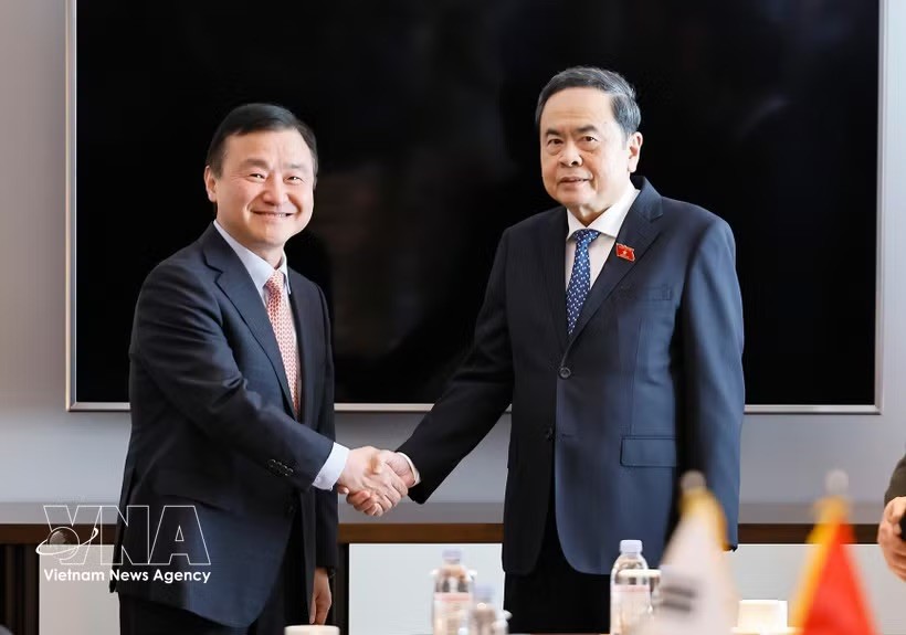 越南国会主席陈青敏会见三星电子联席首席执行官卢泰文。